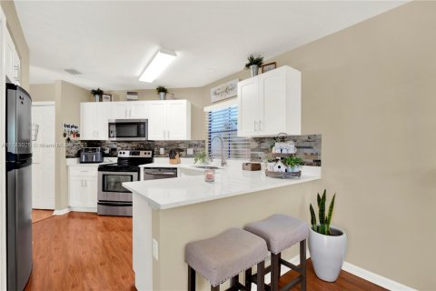 Townhouse in Royal Palm Beach, Florida 3 bedrooms, 158.86 sq.m. № 1862817 - photo 10