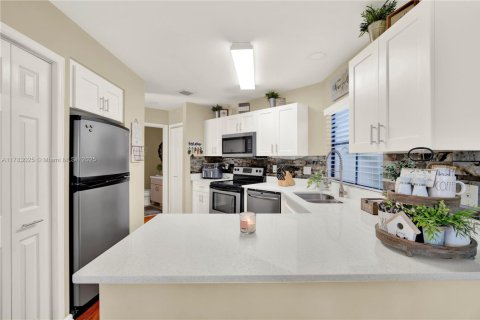 Townhouse in Royal Palm Beach, Florida 3 bedrooms, 158.86 sq.m. № 1862817 - photo 11