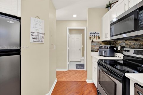 Townhouse in Royal Palm Beach, Florida 3 bedrooms, 158.86 sq.m. № 1862817 - photo 12