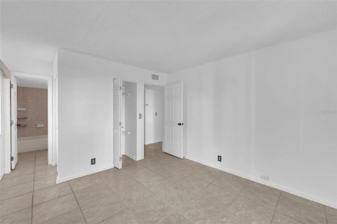 Condo in Fort Myers, Florida, 2 bedrooms № 2103584 - photo 14