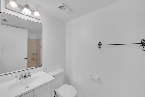 Condo in Fort Myers, Florida, 2 bedrooms № 2103584 - photo 16