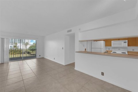 Condo in Fort Myers, Florida, 2 bedrooms № 2103584 - photo 4