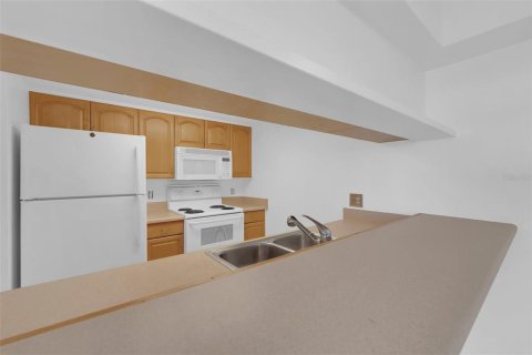 Condo in Fort Myers, Florida, 2 bedrooms № 2103584 - photo 8