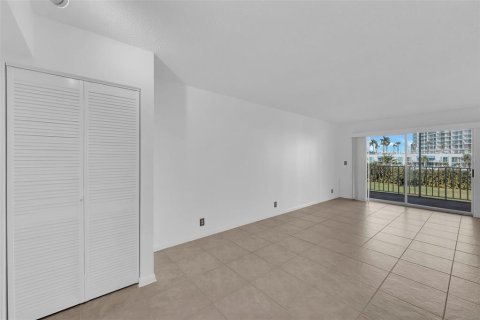 Condo in Fort Myers, Florida, 2 bedrooms № 2103584 - photo 5