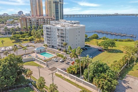 Condo in Fort Myers, Florida, 2 bedrooms № 2103584 - photo 3