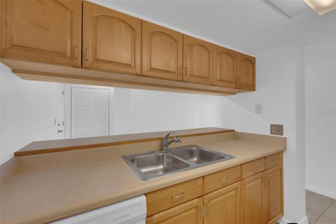 Condo in Fort Myers, Florida, 2 bedrooms № 2103584 - photo 11