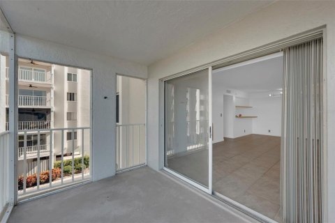 Condo in Fort Myers, Florida, 2 bedrooms № 2103584 - photo 20