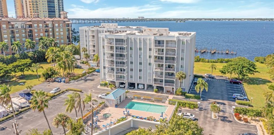 Condo in Fort Myers, Florida, 2 bedrooms № 2103584