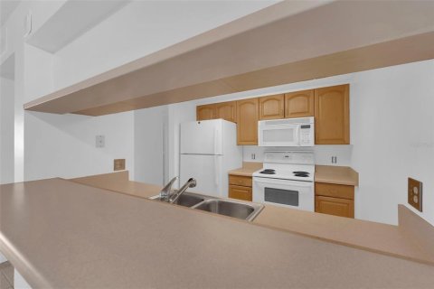 Condo in Fort Myers, Florida, 2 bedrooms № 2103584 - photo 7
