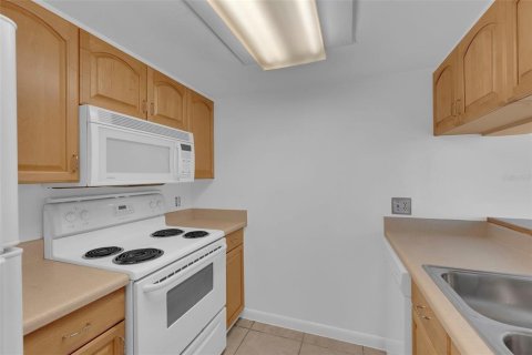 Condo in Fort Myers, Florida, 2 bedrooms № 2103584 - photo 10