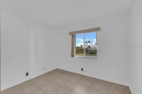 Condo in Fort Myers, Florida, 2 bedrooms № 2103584 - photo 12