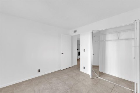 Condo in Fort Myers, Florida, 2 bedrooms № 2103584 - photo 13