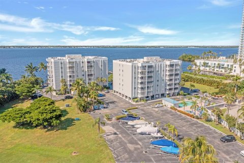 Condo in Fort Myers, Florida, 2 bedrooms № 2103584 - photo 2