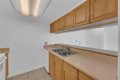 Condo in Fort Myers, Florida, 2 bedrooms № 2103584 - photo 9