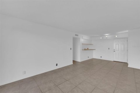 Condo in Fort Myers, Florida, 2 bedrooms № 2103584 - photo 6