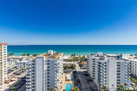 Condo in Hollywood, Florida, 2 bedrooms  № 2081907 - photo 1