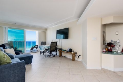 Condo in Hollywood, Florida, 2 bedrooms  № 2081907 - photo 14