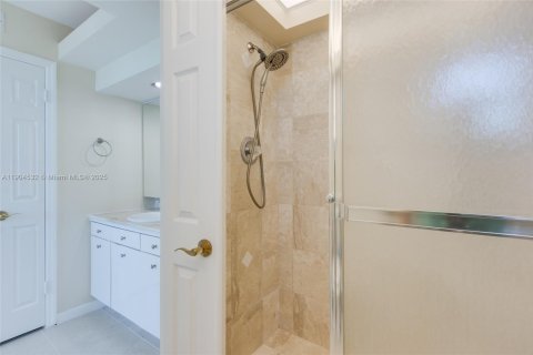 Condo in Hollywood, Florida, 2 bedrooms  № 2081907 - photo 9