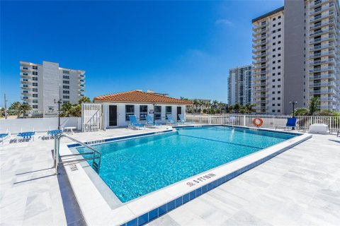 Condo in Hollywood, Florida, 2 bedrooms  № 2081907 - photo 18