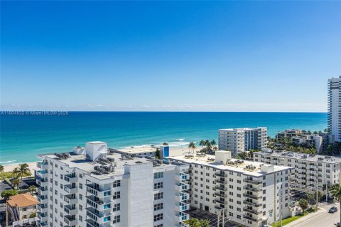 Condo in Hollywood, Florida, 2 bedrooms  № 2081907 - photo 16