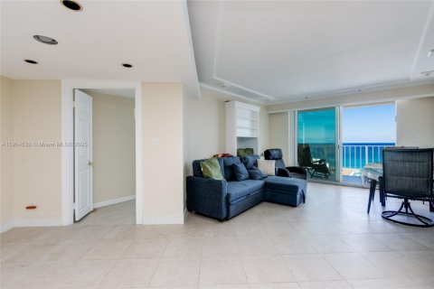 Condo in Hollywood, Florida, 2 bedrooms  № 2081907 - photo 13