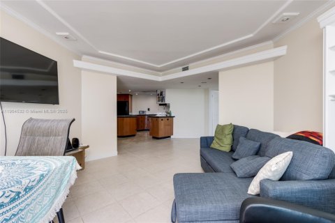 Condo in Hollywood, Florida, 2 bedrooms  № 2081907 - photo 15
