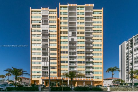 Condo in Hollywood, Florida, 2 bedrooms  № 2081907 - photo 20