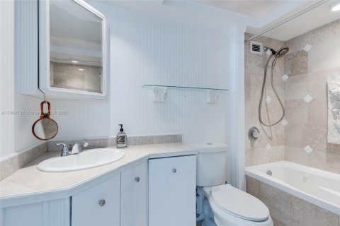 Condo in Hollywood, Florida, 2 bedrooms  № 2081907 - photo 12