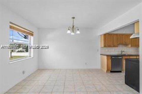 Copropriété à louer à Hollywood, Floride: 2 chambres, 96.62 m2 № 1984448 - photo 3