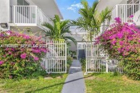 Copropriété à louer à Hollywood, Floride: 2 chambres, 96.62 m2 № 1984448 - photo 1