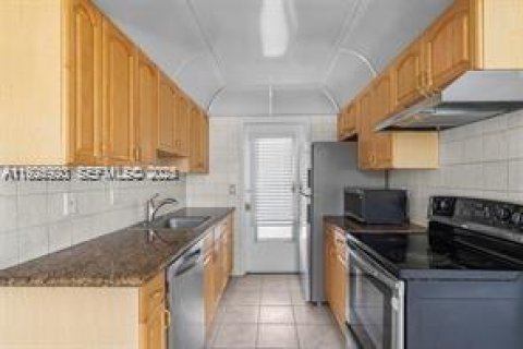 Copropriété à louer à Hollywood, Floride: 2 chambres, 96.62 m2 № 1984448 - photo 4