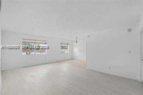 Copropriété à louer à Hollywood, Floride: 2 chambres, 96.62 m2 № 1984448 - photo 6