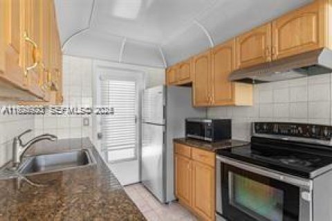 Copropriété à louer à Hollywood, Floride: 2 chambres, 96.62 m2 № 1984448 - photo 5
