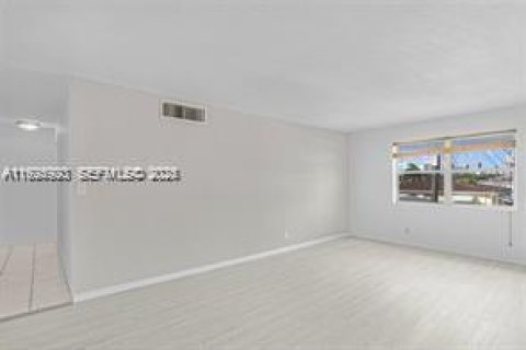 Copropriété à louer à Hollywood, Floride: 2 chambres, 96.62 m2 № 1984448 - photo 10
