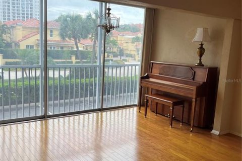 Condo in Sarasota, Florida, 2 bedrooms  № 2117383 - photo 10