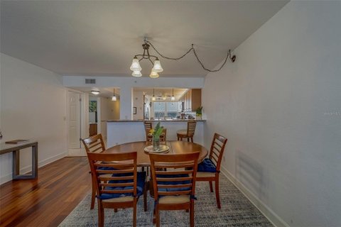 Condominio en alquiler en Redington Shores, Florida, 2 dormitorios, 108.23 m2 № 1688149 - foto 11