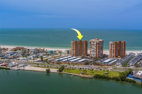 Condominio en alquiler en Redington Shores, Florida, 2 dormitorios, 108.23 m2 № 1688149 - foto 1