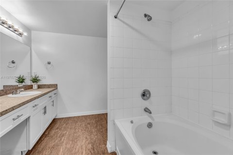 Condo in Pembroke Pines, Florida, 2 bedrooms  № 2041916 - photo 20