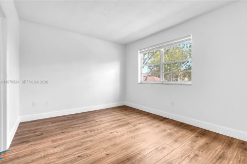 Condo in Pembroke Pines, Florida, 2 bedrooms  № 2041916 - photo 17