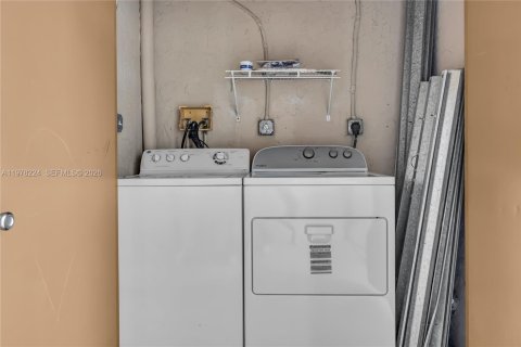 Condo in Pembroke Pines, Florida, 2 bedrooms  № 2041916 - photo 28