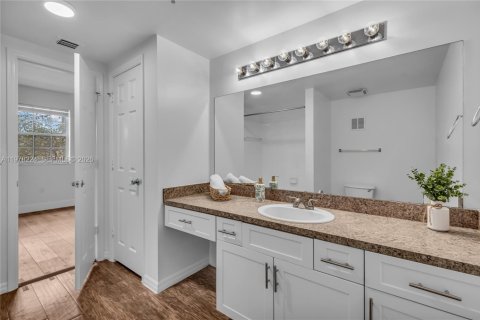 Condo in Pembroke Pines, Florida, 2 bedrooms  № 2041916 - photo 18