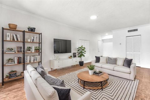 Condo in Pembroke Pines, Florida, 2 bedrooms  № 2041916 - photo 14