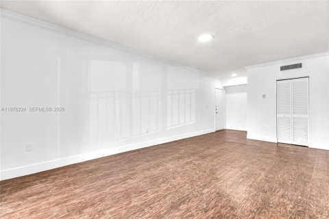 Condo in Pembroke Pines, Florida, 2 bedrooms  № 2041916 - photo 15