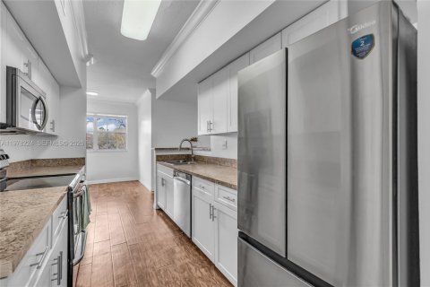 Condo in Pembroke Pines, Florida, 2 bedrooms  № 2041916 - photo 8