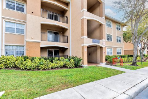 Condo in Pembroke Pines, Florida, 2 bedrooms  № 2041916 - photo 4