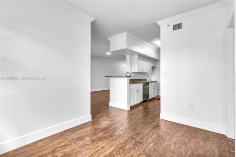 Condo in Pembroke Pines, Florida, 2 bedrooms  № 2041916 - photo 7