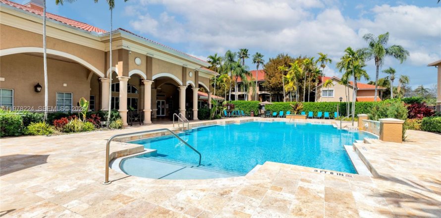 Condo in Pembroke Pines, Florida, 2 bedrooms  № 2041916