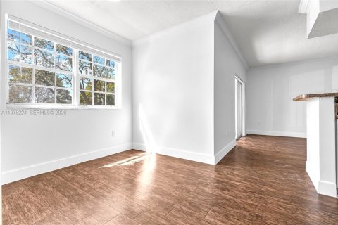 Condo in Pembroke Pines, Florida, 2 bedrooms  № 2041916 - photo 13