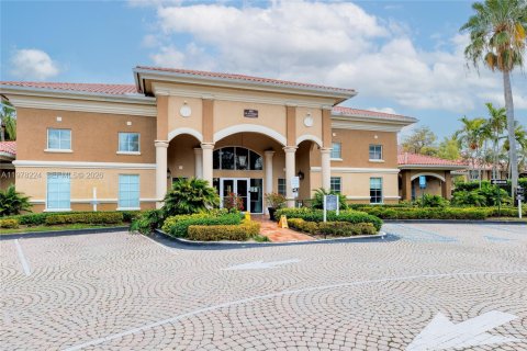 Condo in Pembroke Pines, Florida, 2 bedrooms  № 2041916 - photo 3