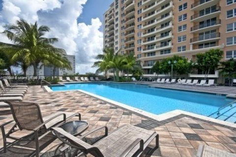 Condo in Miami, Florida, 3 bedrooms  № 1959330 - photo 2